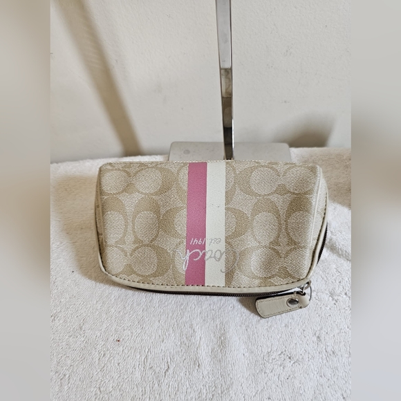 Coach Handbags - 🦋Coach Canvas Wristlet